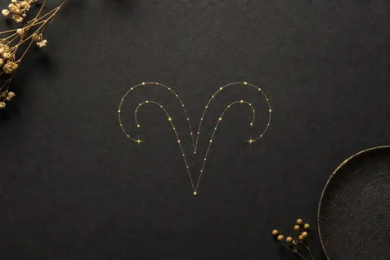 Ram als Aries weergegeven als gouden sterrenbeeldsymbool op donker papier