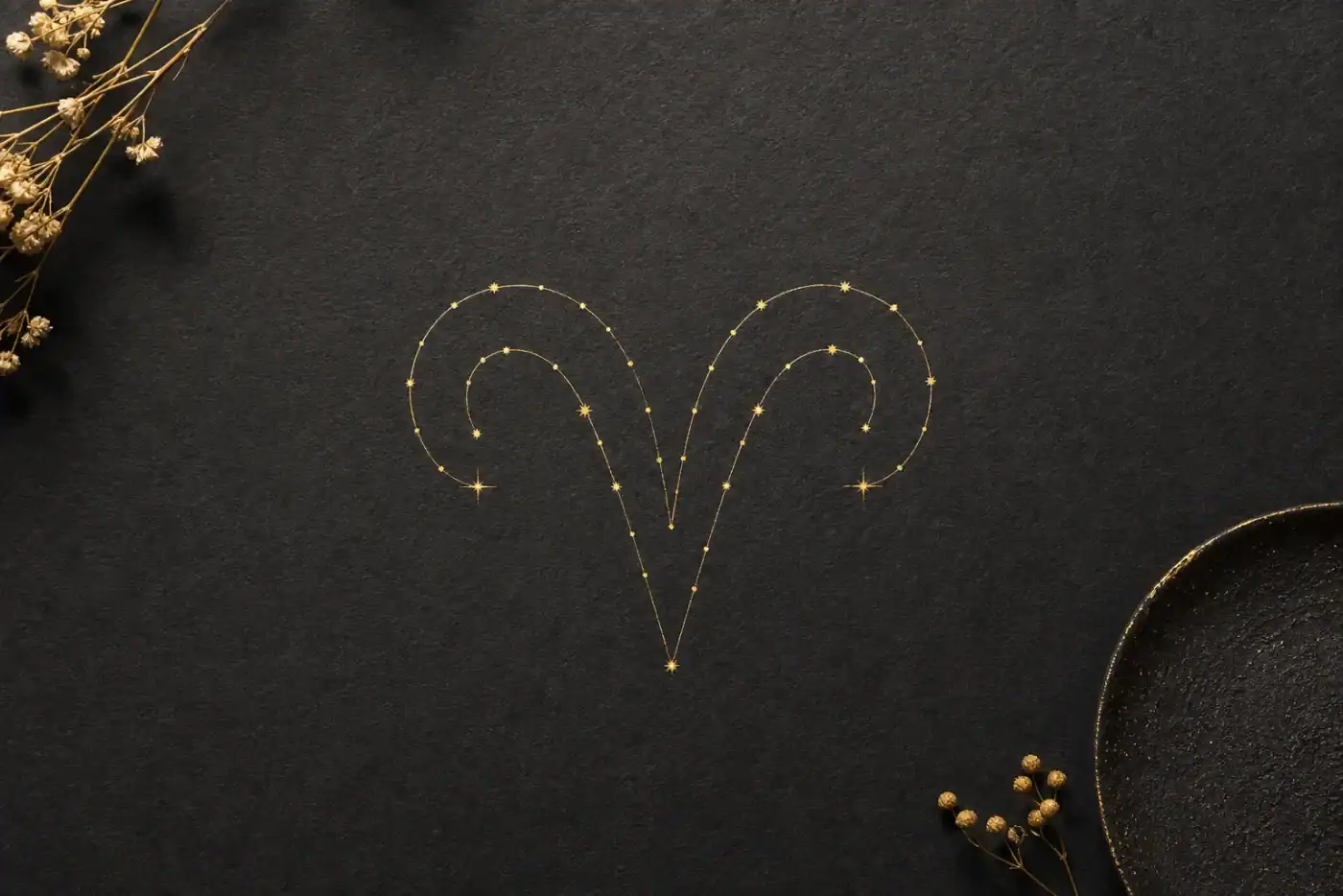 Ram als Aries weergegeven als gouden sterrenbeeldsymbool op donker papier